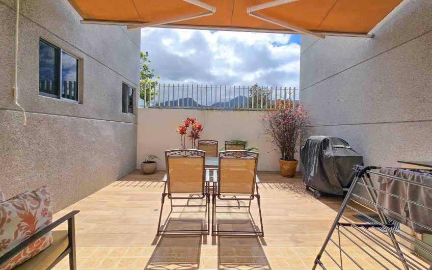 Condo esquinero amueblado de 3 habit. en Bello Horizonte Escazú