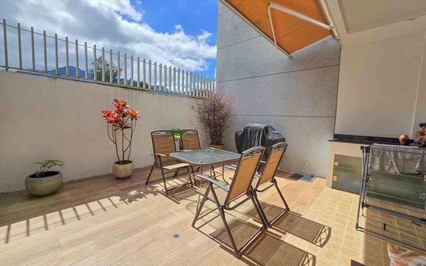 Condo esquinero amueblado de 3 habit. en Bello Horizonte Escazú