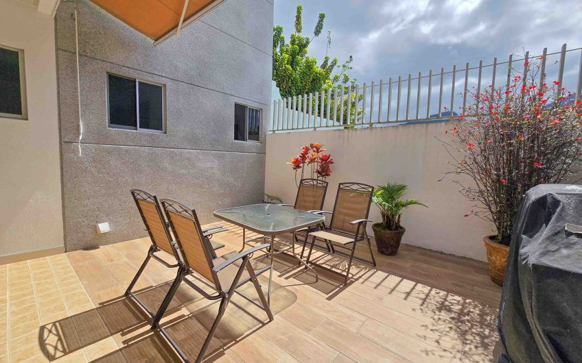 Condo esquinero amueblado de 3 habit. en Bello Horizonte Escazú