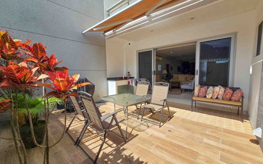 Condo esquinero amueblado de 3 habit. en Bello Horizonte Escazú