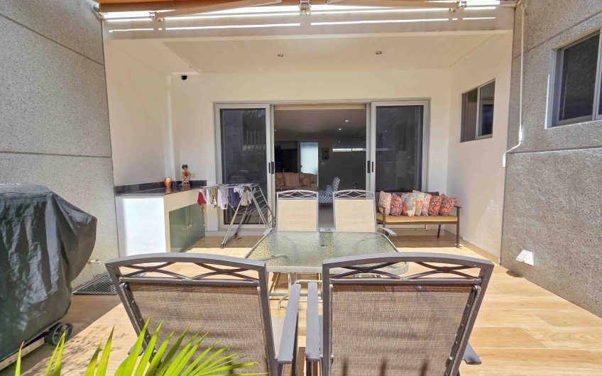 Condo esquinero amueblado de 3 habit. en Bello Horizonte Escazú