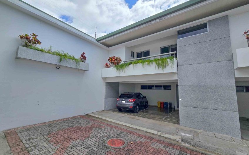 Condo esquinero amueblado de 3 habit. en Bello Horizonte Escazú