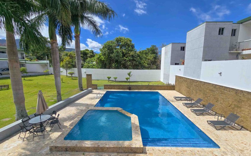 Condo esquinero amueblado de 3 habit. en Bello Horizonte Escazú