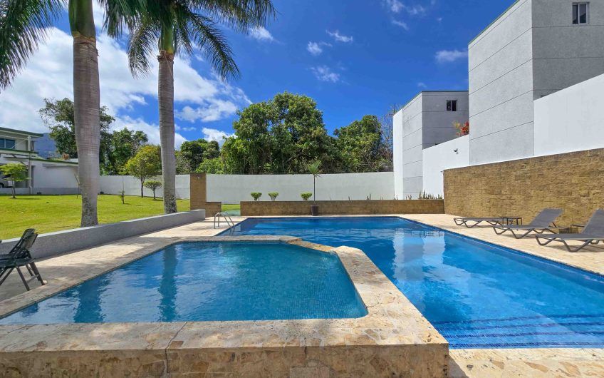 Condo esquinero amueblado de 3 habit. en Bello Horizonte Escazú