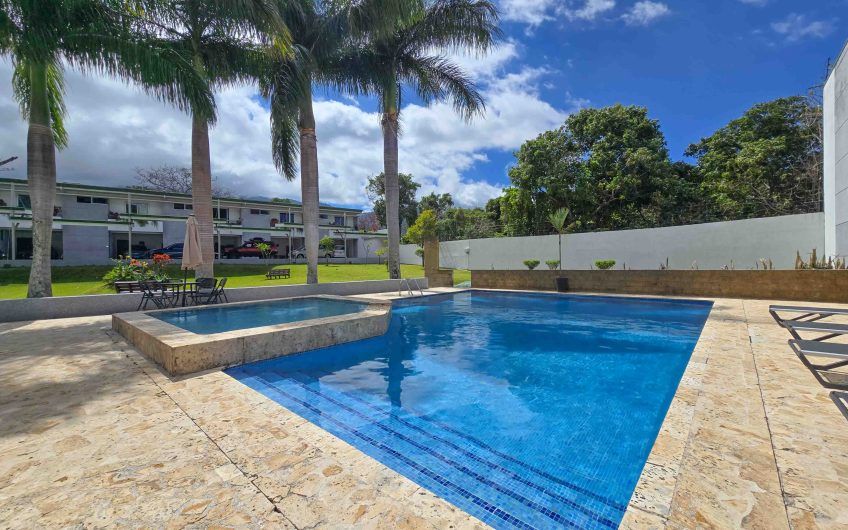 Condo esquinero amueblado de 3 habit. en Bello Horizonte Escazú