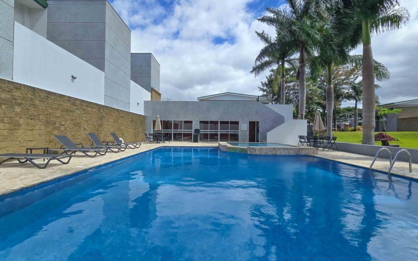 Condo esquinero amueblado de 3 habit. en Bello Horizonte Escazú