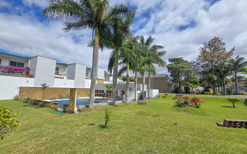 Condo esquinero amueblado de 3 habit. en Bello Horizonte Escazú