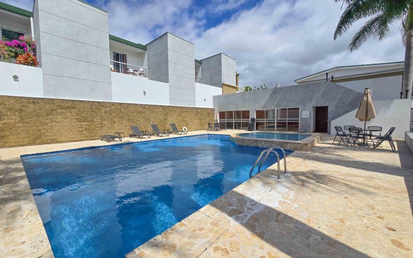 Condo esquinero amueblado de 3 habit. en Bello Horizonte Escazú