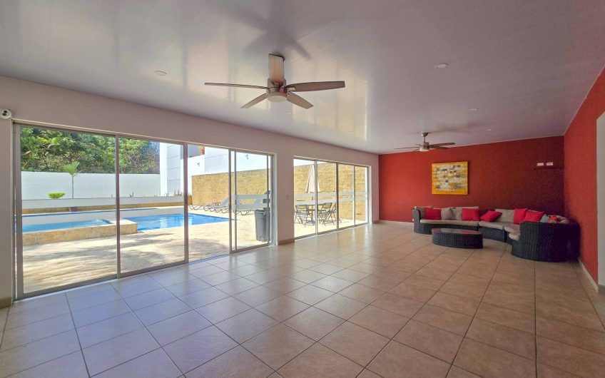 Condo esquinero amueblado de 3 habit. en Bello Horizonte Escazú