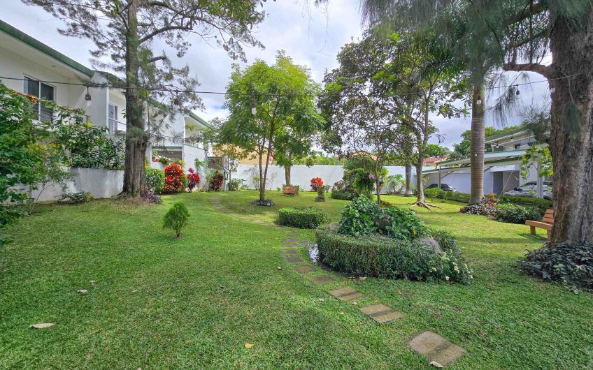 Condo esquinero amueblado de 3 habit. en Bello Horizonte Escazú