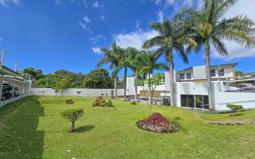 Condo esquinero amueblado de 3 habit. en Bello Horizonte Escazú