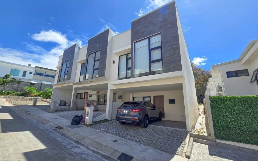 Para estrenar! Condo con jardín y línea blanca en Santa Ana Urbano