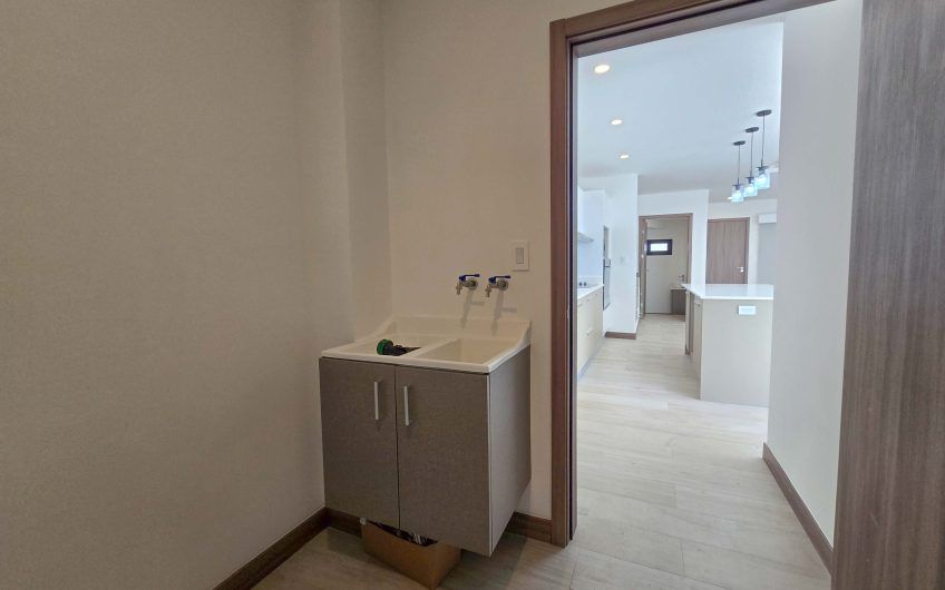 Para estrenar! Condo con jardín y línea blanca en Santa Ana Urbano