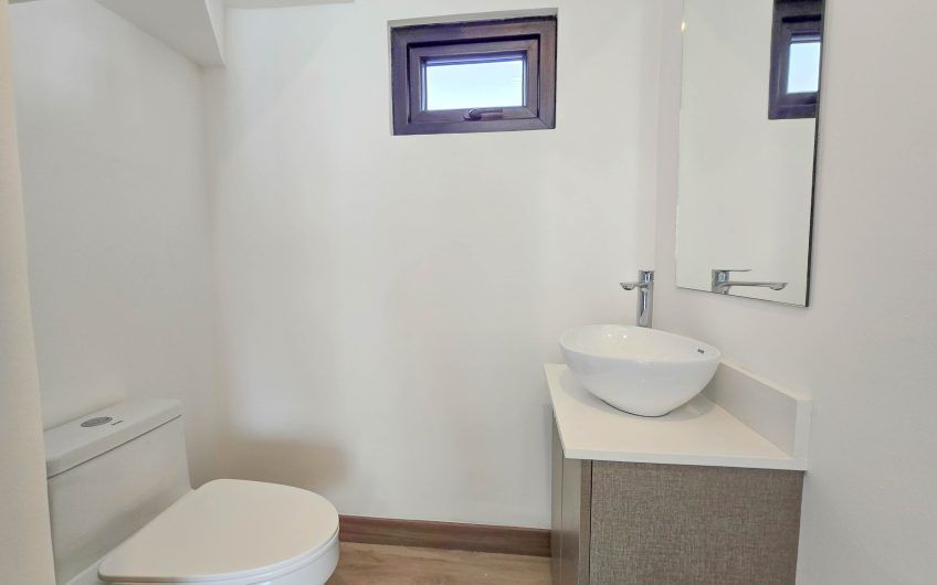 Para estrenar! Condo con jardín y línea blanca en Santa Ana Urbano