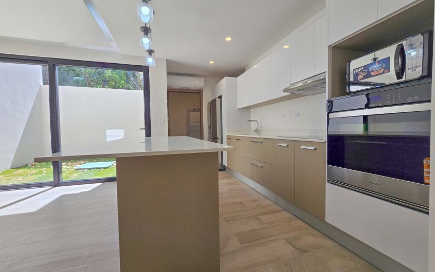 Para estrenar! Condo con jardín y línea blanca en Santa Ana Urbano