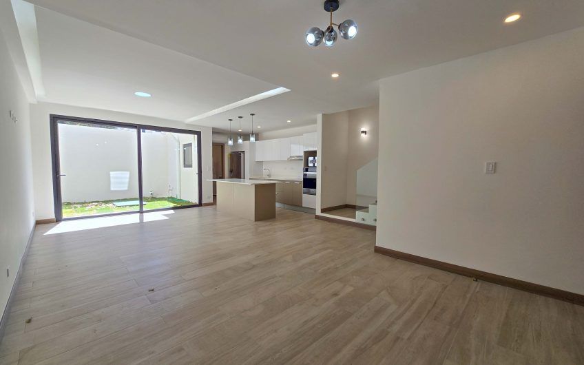 Para estrenar! Condo con jardín y línea blanca en Santa Ana Urbano