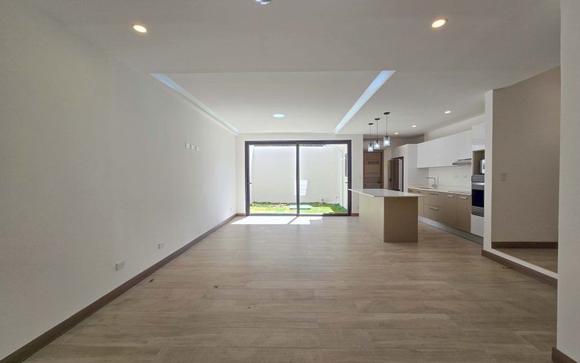 Para estrenar! Condo con jardín y línea blanca en Santa Ana Urbano