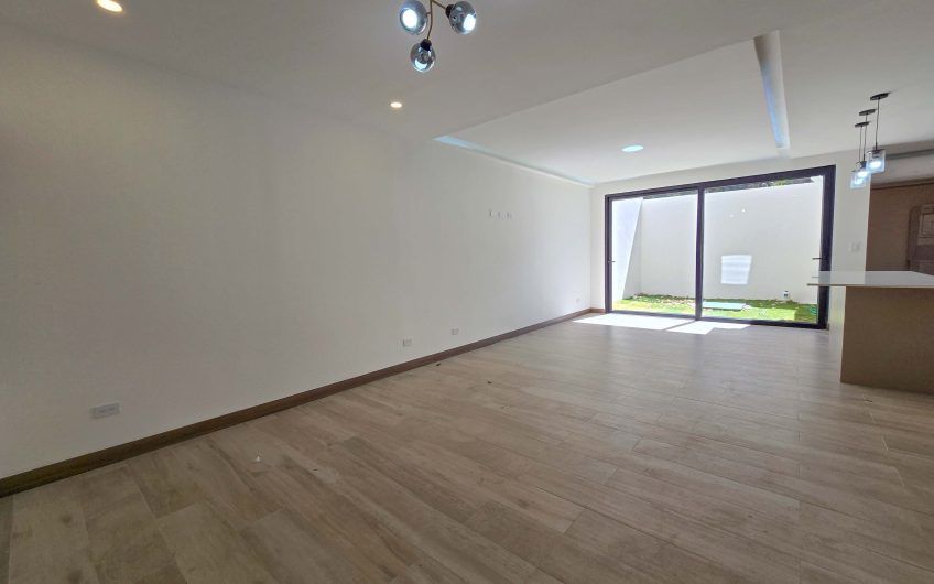 Para estrenar! Condo con jardín y línea blanca en Santa Ana Urbano