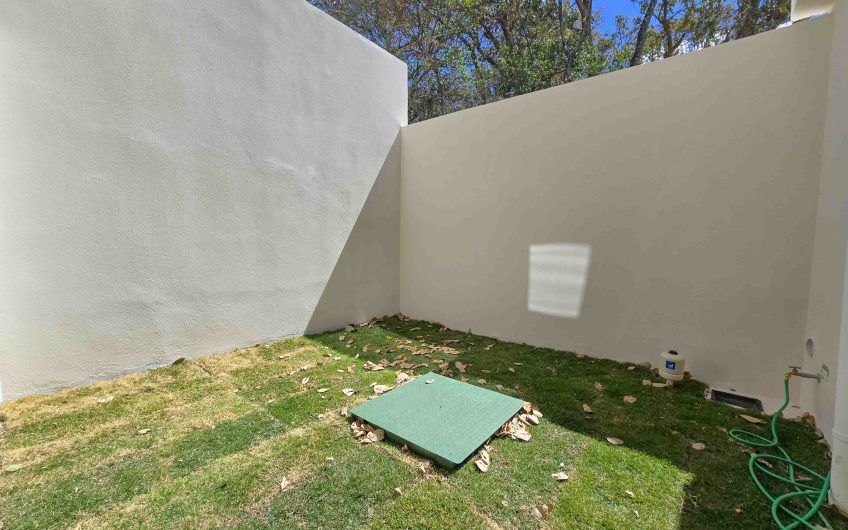 Para estrenar! Condo con jardín y línea blanca en Santa Ana Urbano