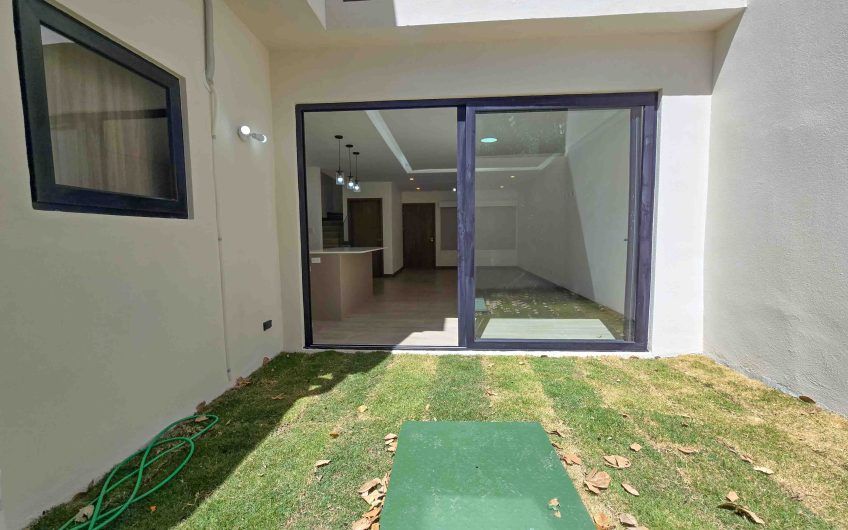 Para estrenar! Condo con jardín y línea blanca en Santa Ana Urbano