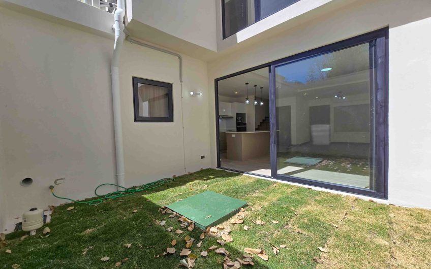 Para estrenar! Condo con jardín y línea blanca en Santa Ana Urbano