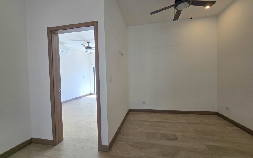 Para estrenar! Condo con jardín y línea blanca en Santa Ana Urbano