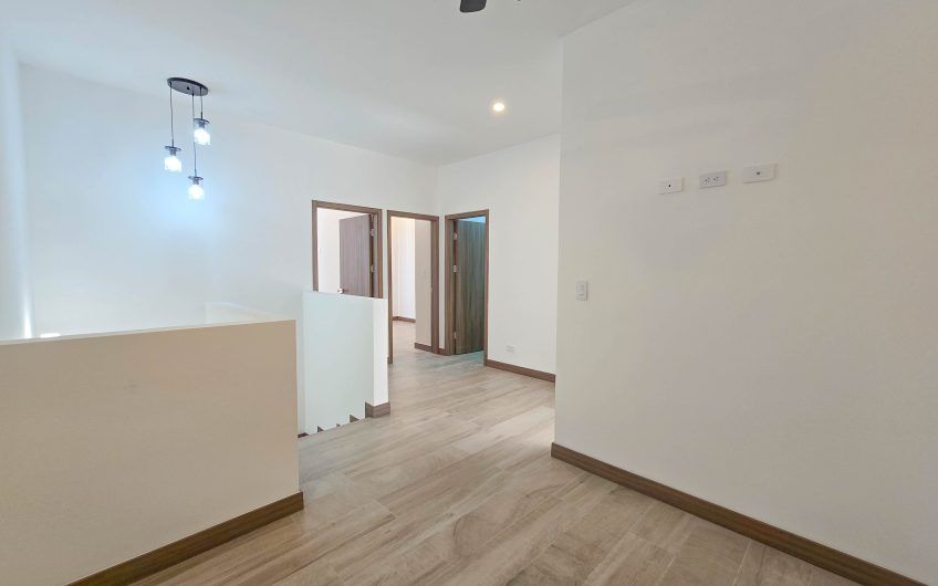 Para estrenar! Condo con jardín y línea blanca en Santa Ana Urbano