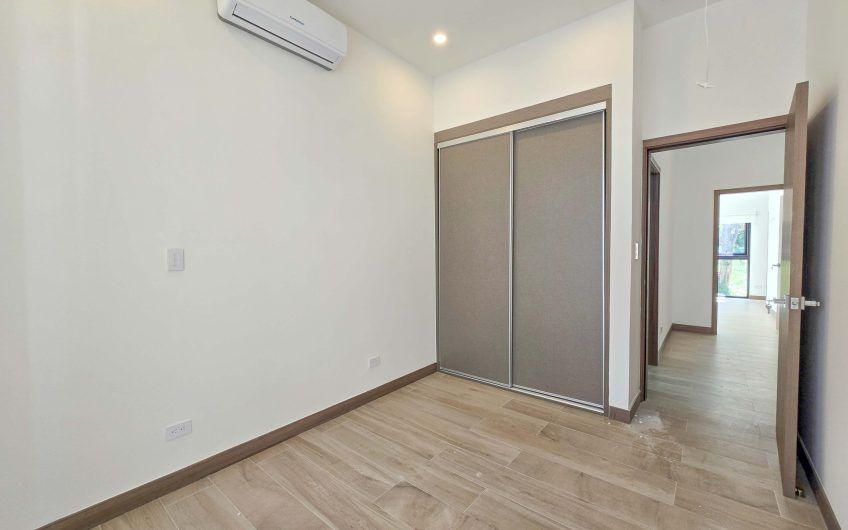 Para estrenar! Condo con jardín y línea blanca en Santa Ana Urbano