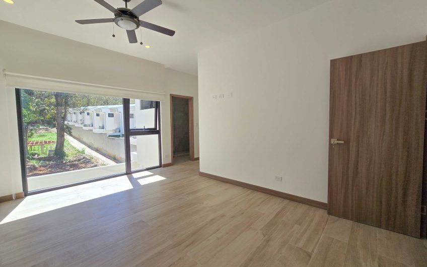 Para estrenar! Condo con jardín y línea blanca en Santa Ana Urbano