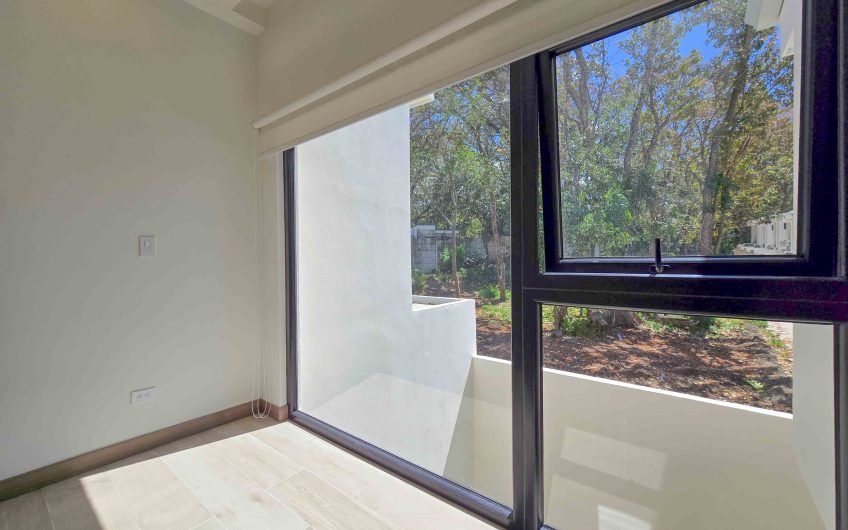 Para estrenar! Condo con jardín y línea blanca en Santa Ana Urbano