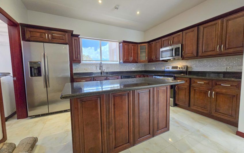 Apartamento amueblado de 3 habit. con terraza en San Rafael Escazú