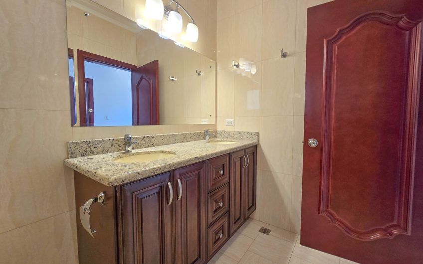 Apartamento amueblado de 3 habit. con terraza en San Rafael Escazú