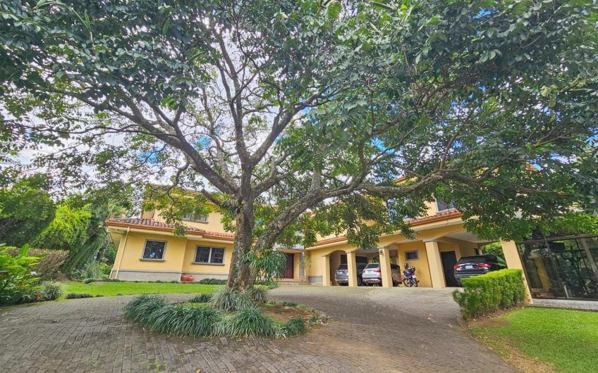 Lujosa casa de 570 m2 con 2.244 m2 de lote en San Antonio Escazú