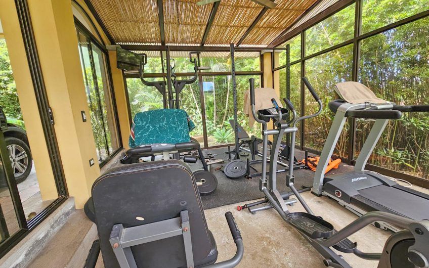 Lujosa casa de 570 m2 con 2.244 m2 de lote en San Antonio Escazú