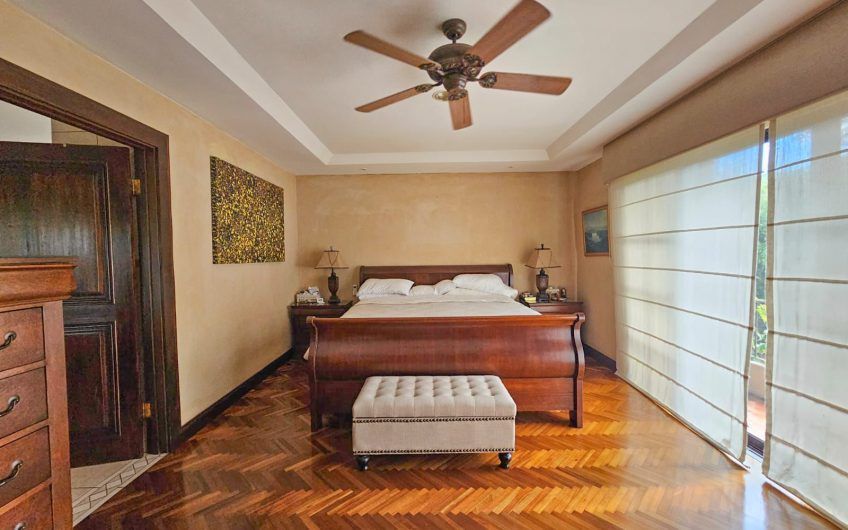 Lujosa casa de 570 m2 con 2.244 m2 de lote en San Antonio Escazú