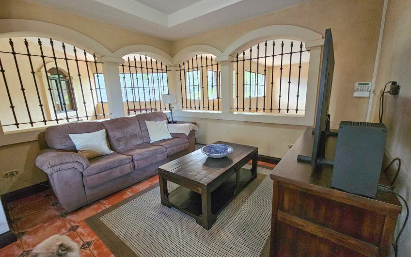 Lujosa casa de 570 m2 con 2.244 m2 de lote en San Antonio Escazú