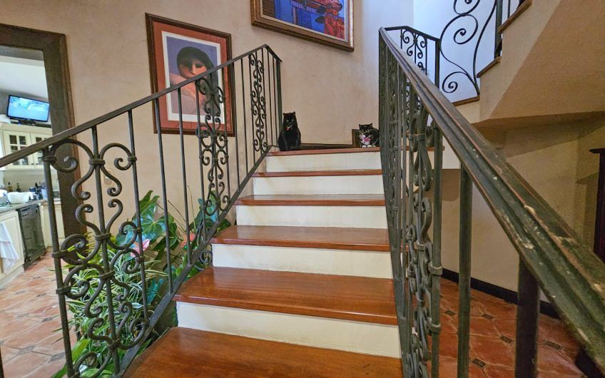 Lujosa casa de 570 m2 con 2.244 m2 de lote en San Antonio Escazú