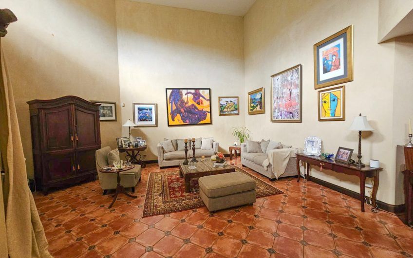 Lujosa casa de 570 m2 con 2.244 m2 de lote en San Antonio Escazú