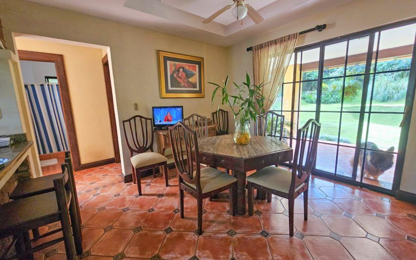 Lujosa casa de 570 m2 con 2.244 m2 de lote en San Antonio Escazú