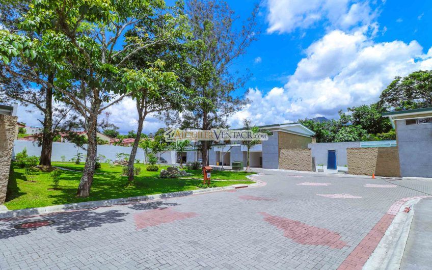 Condo esquinero amueblado de 3 habit. en Bello Horizonte Escazú