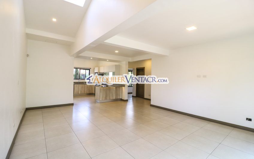 Condo de 3 habit. con jardín x Distrito 4 Guachipelín Escazú