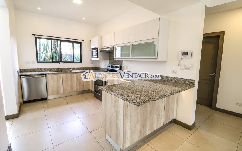 Condo de 3 habit. con jardín x Distrito 4 Guachipelín Escazú