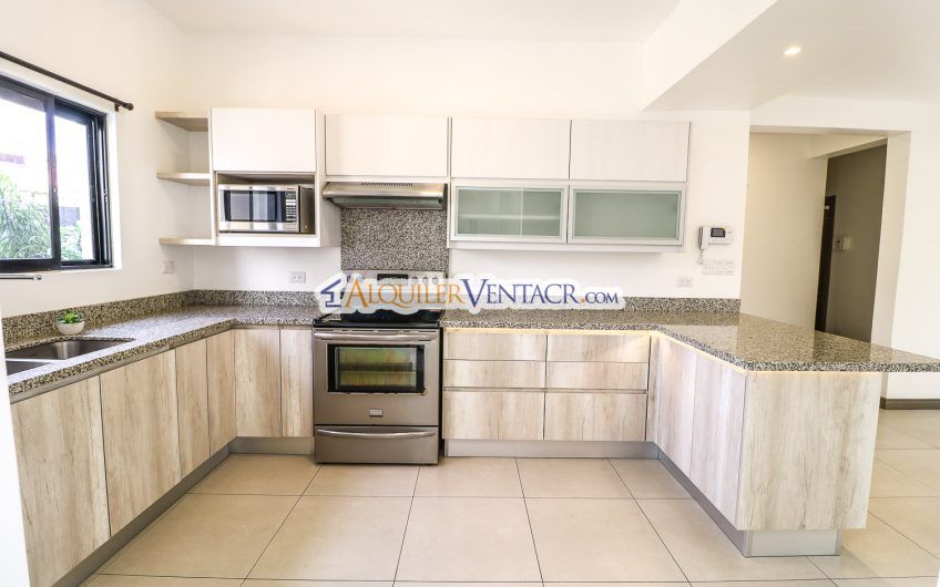 Condo de 3 habit. con jardín x Distrito 4 Guachipelín Escazú