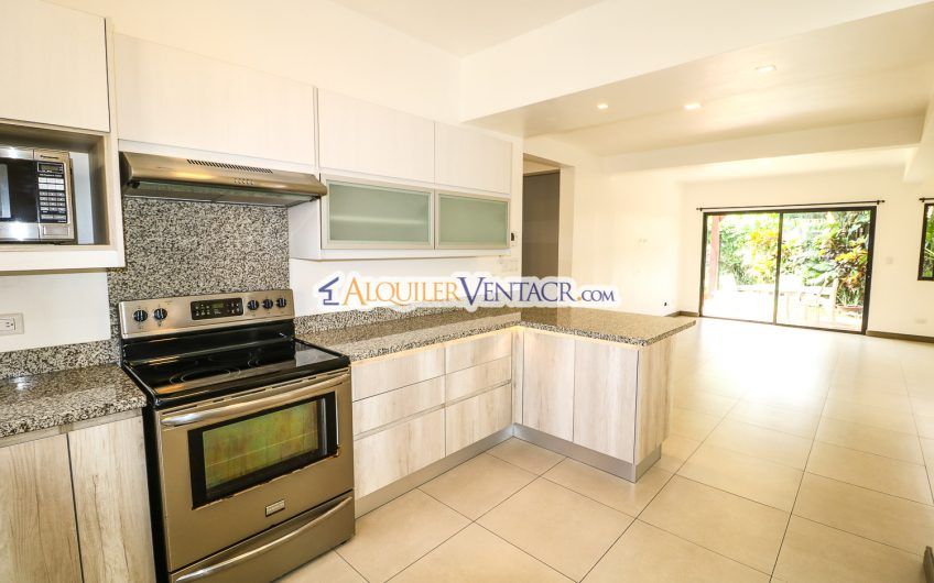 Condo de 3 habit. con jardín x Distrito 4 Guachipelín Escazú