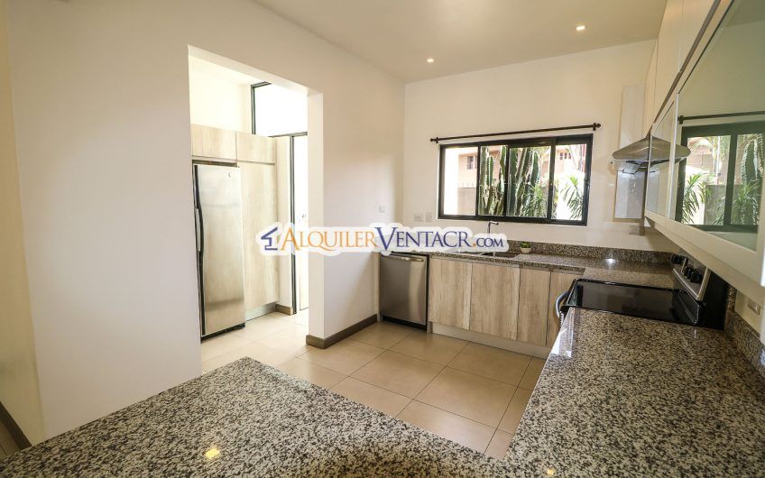 Condo de 3 habit. con jardín x Distrito 4 Guachipelín Escazú