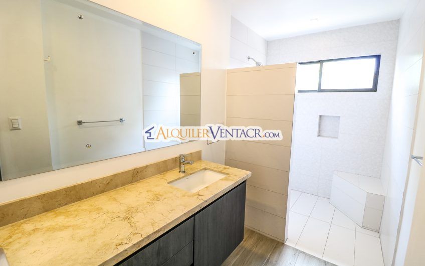 Condo de 3 habit. con jardín x Distrito 4 Guachipelín Escazú