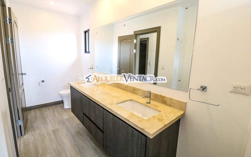 Condo de 3 habit. con jardín x Distrito 4 Guachipelín Escazú