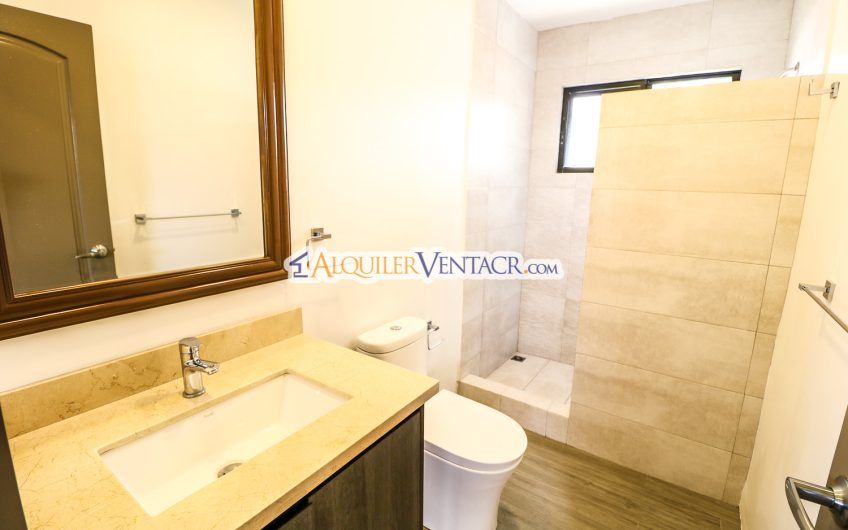 Condo de 3 habit. con jardín x Distrito 4 Guachipelín Escazú