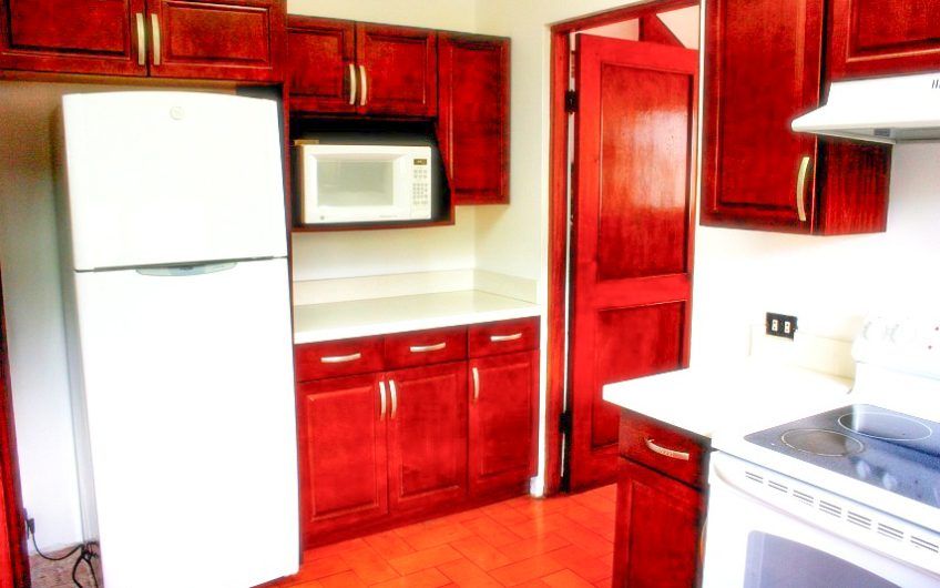 Apartamento de 3 habit.+ de servicio en Bello Horizonte Escazú