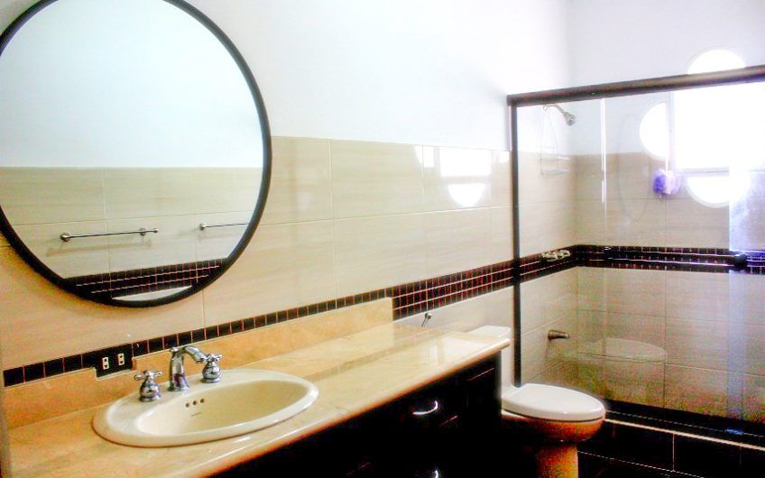 Apartamento de 3 habit.+ de servicio en Bello Horizonte Escazú